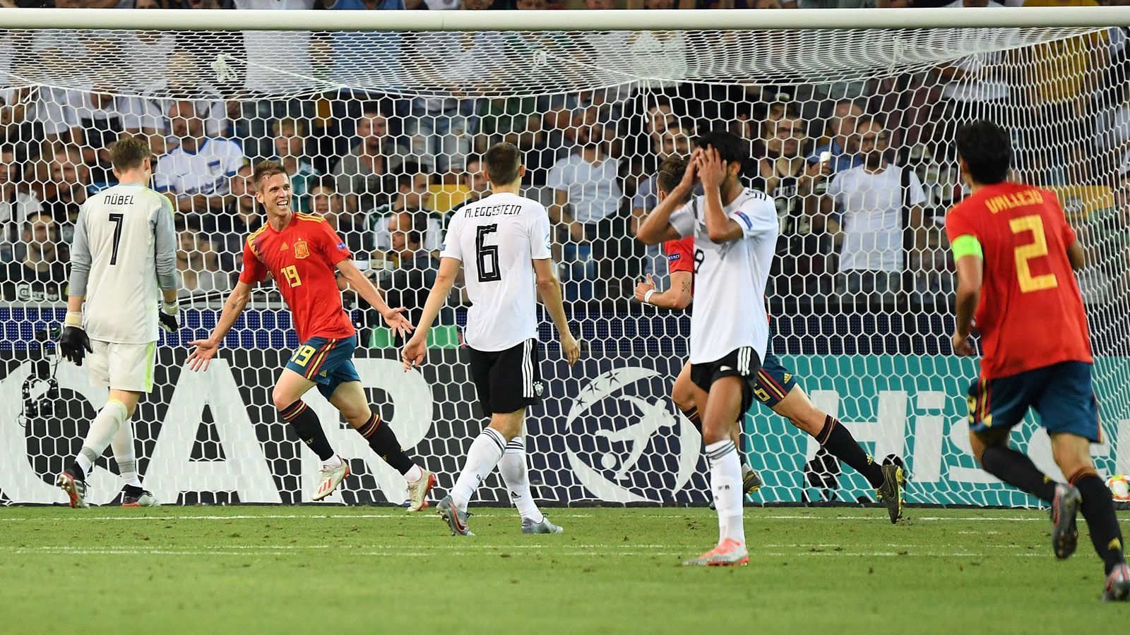 
                <strong>EM-Finale: Deutschland und Spanien in der Einzelkritik</strong><br>
                Es hat nicht sollen sein mit der Titelverteidigung. Die deutsche U21-Nationalmannschaft unterliegt im EM-Finale Spanien mit 1:2. Ein Fehler von Schlussmann Alexander Nübel sorgte für die Vorentscheidung. Alle Spieler in der Einzelkritik.
              