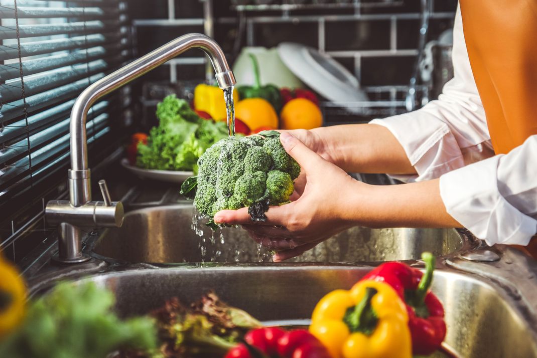 Es muss nicht immer Brokkoli sein: Zu einer gesunden Ernährung zum Abnehmen während der Wechseljahre gehören auch Vollkornprodukte, Hülsenfrüchte oder frisches Obst. 