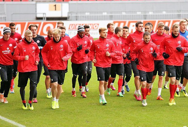 
                <strong>Laufen für den Erfolg</strong><br>
                Beim ersten FSV-Training im neuen Jahr vor knapp 30 Kiebitzen im Bruchwegstadion fehlten der Österreicher Julian Baumgartlinger (Reha nach Meniskusoperation), Außenverteidiger Malik Fathi (Knieprobleme) und Ersatztorwart Christian Mathenia (Muskelprobleme)
              