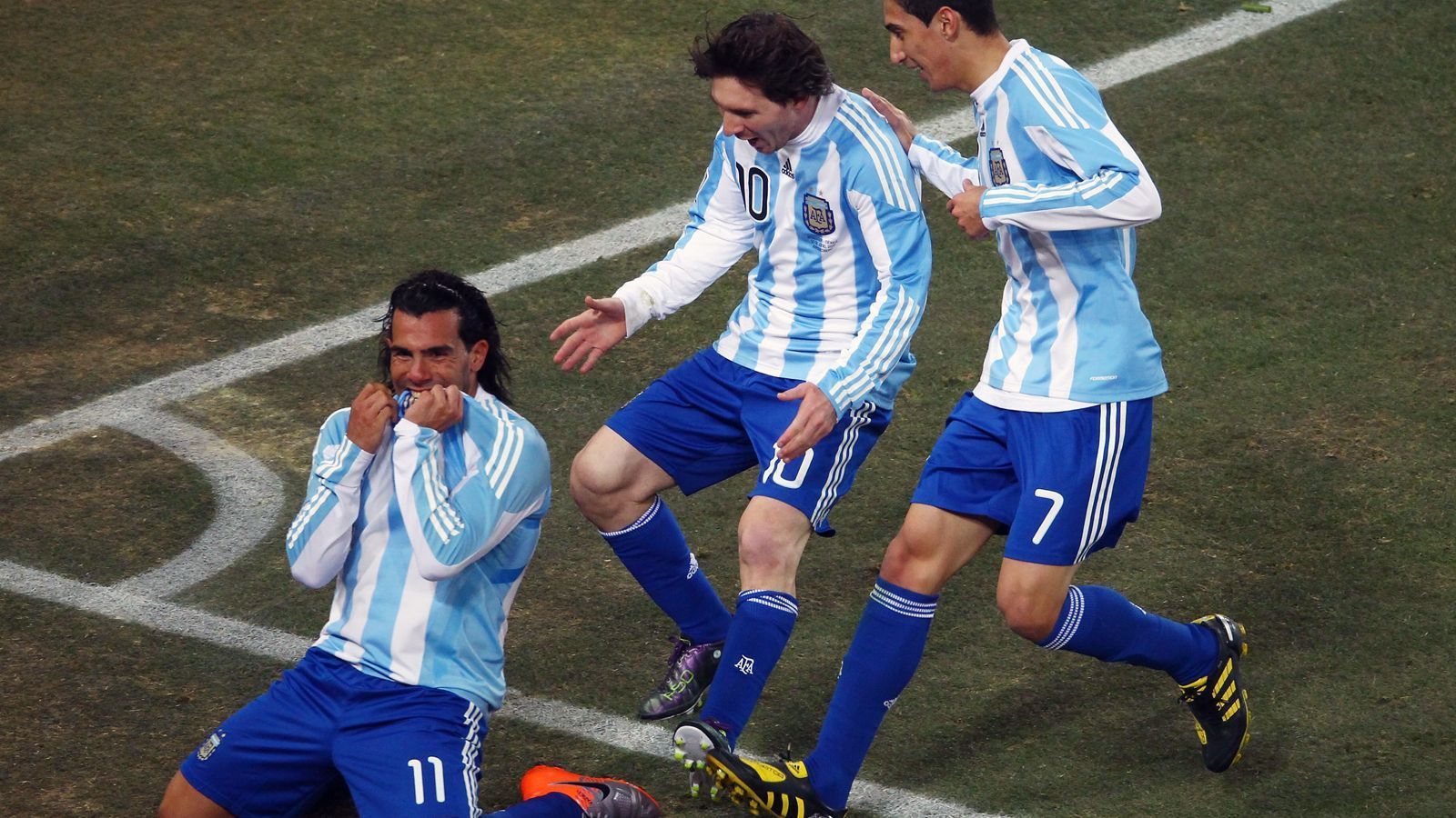
                <strong>Carlos Tevez</strong><br>
                Mit Carlos Tevez gibt es einen weiteren argentinischen Fußball-Star, der sich als Glücklicher bezeichnen darf, sowohl mit Messi als auch Cristiano Ronaldo in einem Team gespielt zu haben. Mit dem Barca-Idol Messi kickte der heute 35-jährige Tevez einst in der Nationalmannschaft, etwa bei der WM-Endrunde 2010, als Argentinien erst im Viertelfinale an Deutschland scheiterte. Auf Klub-Ebene kreuzten sich hingegen die Wege von Tevez und Cristiano Ronaldo. Das Offensivduo gewann 2008 bei Manchester United die Champions League. Bis vor kurzem spielte Oldie Tevez in der Heimat bei den Boca Juniors, aktuell ist er vereinslos.
              