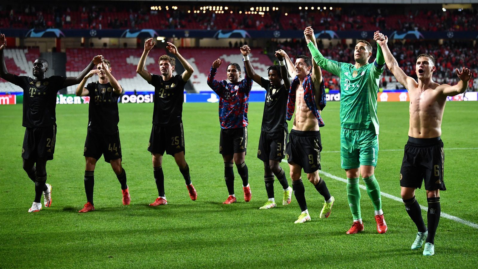 <strong>FC Bayern mit Rekord-Start</strong><br>Mit einem 4:0-Sieg bei Benfica Lissabon stellte der FC Bayern München 2021 eine neue Bestmarke auf. Neun Spiele und zwölf Tore nach drei Gruppenspielen sind gleichbedeutend mit dem besten Champions-League-Start der Klubgeschichte. Überhaupt gelang im gesamten Wettbewerb erst einem Team dasselbe Kunststück.