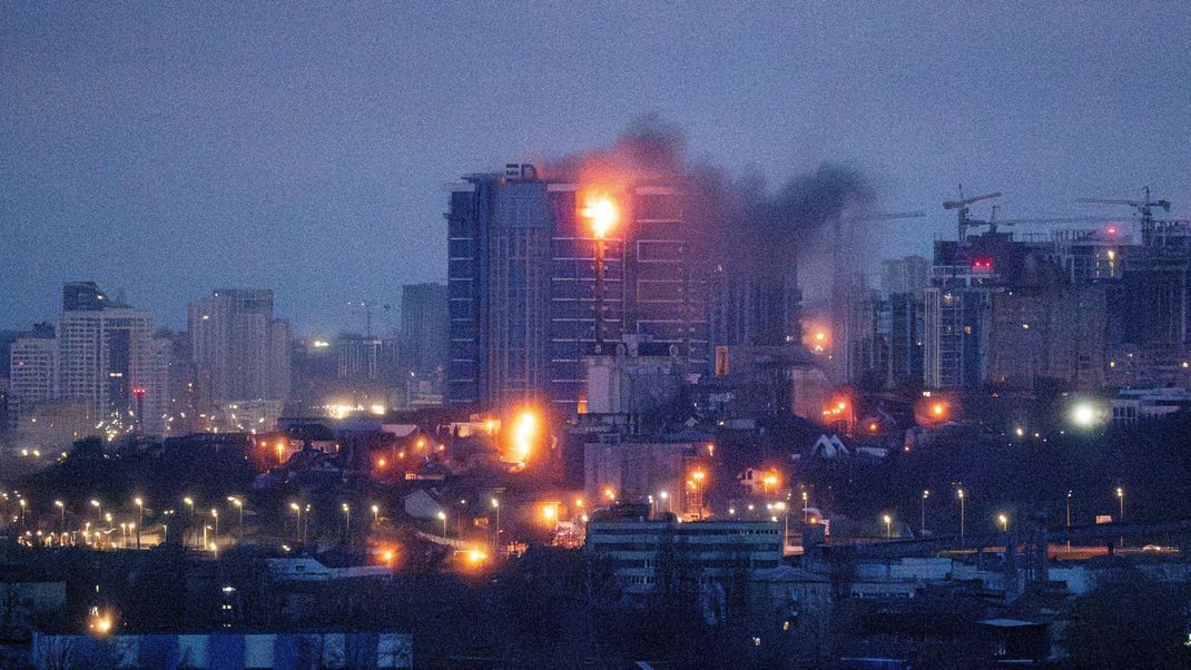 Blick auf das obere Stockwerk eines Wohnhauses, das nach einem russischen Raketenangriff brennt.