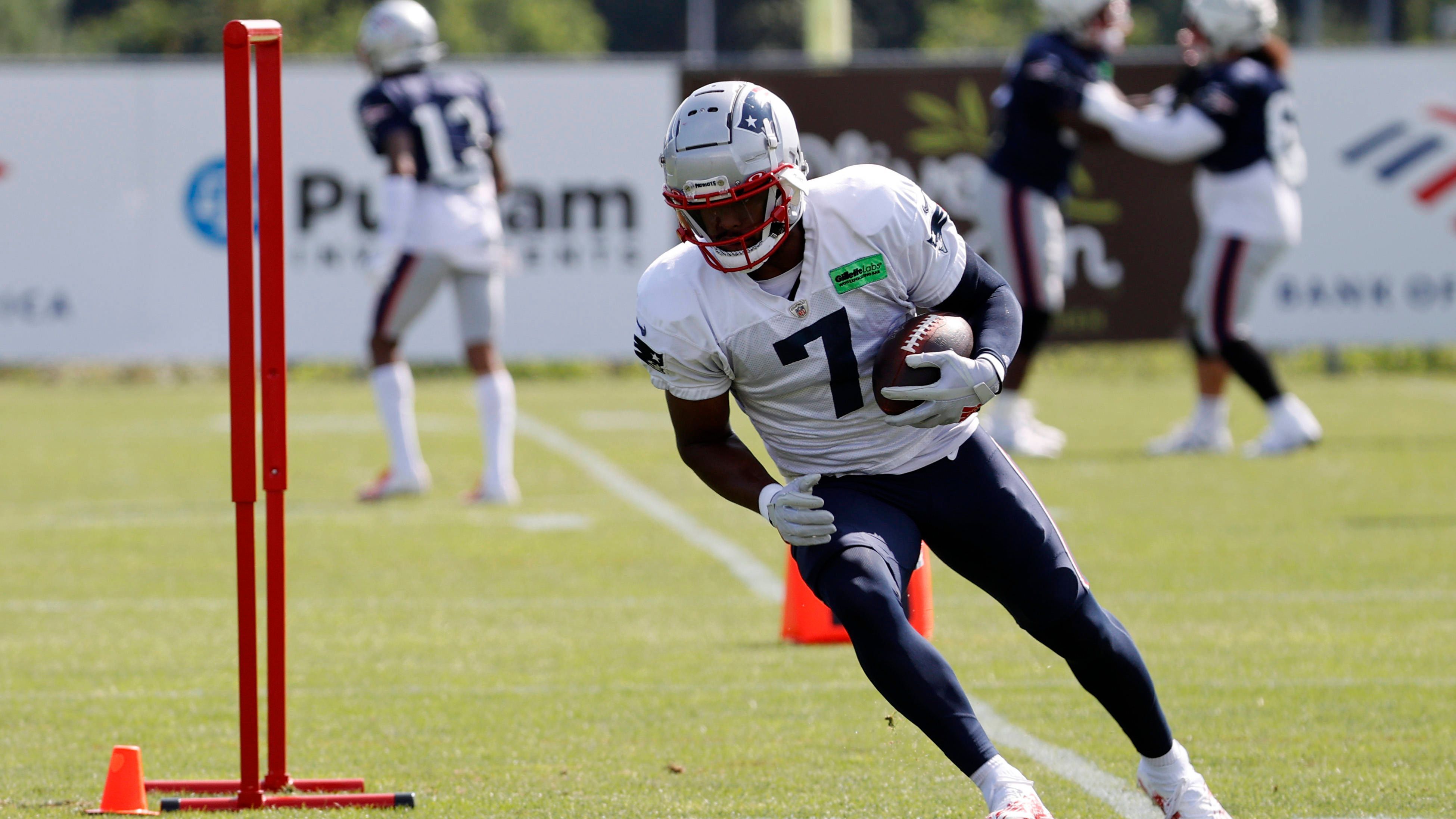 <strong>New England Patriots: Schwächen</strong> <br>Als das Sorgenkind der Patriots muss weiterhin die Offensive und insbesondere der Receiving Corps angesehen werden. Die Neuzugänge Juju Smith-Schuster und Mike Gesicki sind beide keine Nummer 1, alles hängt also vom Play-Calling ab. Haben die Patriots einen schlechten Saison-Start, dürfte zudem die Quarterback-Diskussion losgehen. Der Druck könnte kaum größer sein.