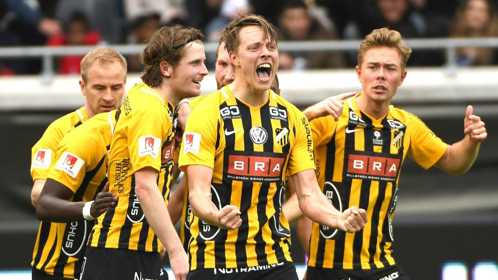 
                <strong>BK Häcken</strong><br>
                Am ersten Bundesliga-Spieltag muss RB Leipzig vor der schwarz-gelben Wand in Dortmund ran - doch schon am 26. Juli und 02. August warten die ersten beiden Pflichtspiele der Saison, ebenfalls gegen einen schwarz-gelben Gegner: den Bollklubben Häcken. Der schwedische Erstligist fordert die Leipziger in der zweiten Qualifikationsrunde der Europa League (ab 18:30 Uhr im LIVESTREAM auf DAZN). Ein "Fußball-Zwerg", der Leipzig zum Stolpern bringen will. ran.de nennt die wichtigsten Fakten zum Klub aus Göteborg. 
              