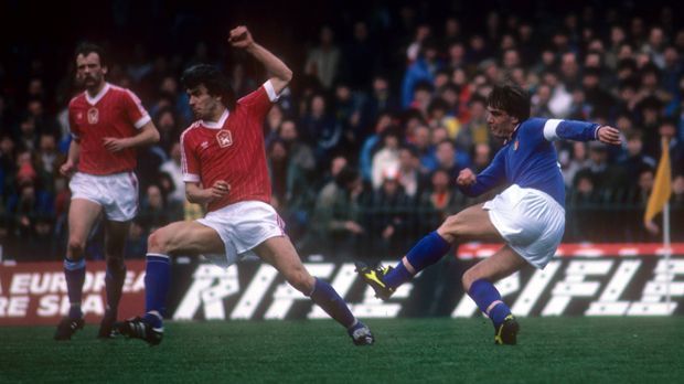 
                <strong>1984 Italien</strong><br>
                Italien - EM 1984: Italien geht als Weltmeister und großer Favorit in die Quali zur EM 1984 - und versagt. Die Azzurri werden in Gruppe fünf hinter Rumänien, Schweden und der Tschechoslowakei nur Vierter und verpassen zum zweiten Mal ein großes Turnier. Nur Zypern war noch schlechter. Auch Oranje scheitert erstmals - an Spanien.
              