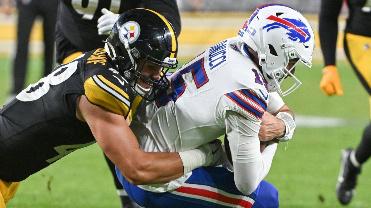 NFL, American Football Herren, USA Buffalo Bills at Pittsburgh Steelers Aug 17, 2024; Pittsburgh, Pennsylvania, USA; Pittsburgh Steelers linebacker Julius Welschof (48) sacks Buffalo Bills quarterb...