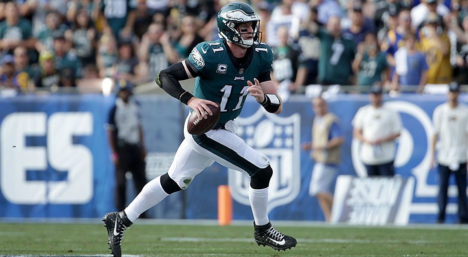 
                <strong>Platz 1: Philadelphia Eagles</strong><br>
                Die Eagles haben ohne ihren Starting Quarterback den Super Bowl gewonnen - das sagt einiges über die Stärke des Rosters aus. Carson Wentz ist trotz der Heldentaten von Nick Foles ein Upgrade. Die Abgänge von Wide Receiver Torrey Smith und Tight End Trey Burton wurden in der Offensive glänzend durch Ravens-Wide-Receiver Mike Wallace und Rookie-Tight-End Dallas Goedert aufgefangen. Defensiv stellt die Verpflichtung von Michael Bennett sogar eine Verstärkung gegenüber Vinny Curry dar. Kleine Fragezeichen stehen hinter dem Saisonstart von Wentz, sowie dem Abgang von Cornerback Patrick Robinson. Dennoch: Die Eagles sind das Team to beat!
              