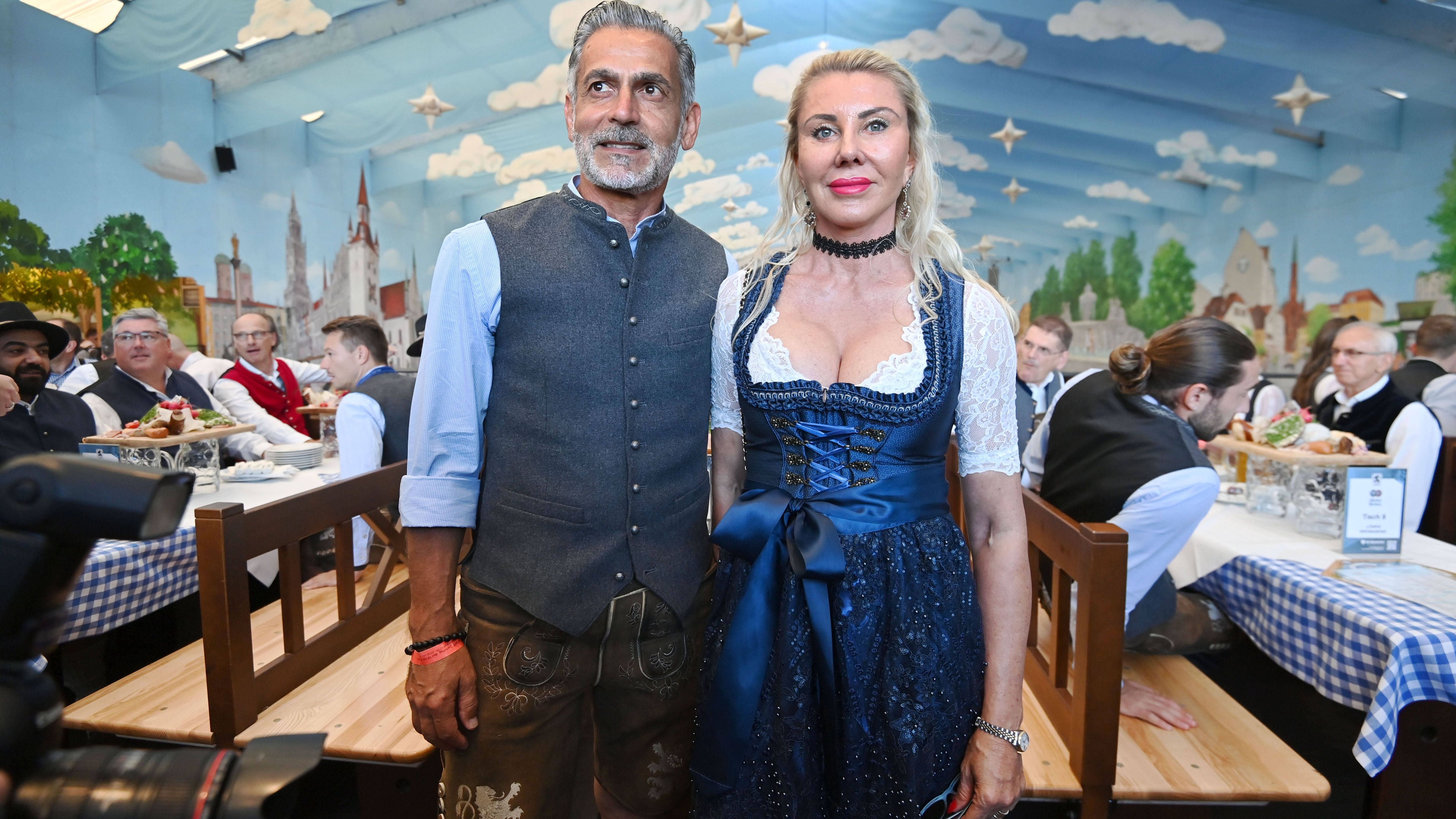 <strong>Maurizio Jacobacci</strong><br>Drittligist 1860 München um Trainer Maurizio Jacobacci (mit Partnerin Ilona Hug) hatte bereits den obligatorischen Wiesn-Besuch im Jahr 2023.&nbsp;