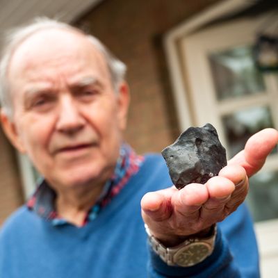 Hausbesitzer Wilfried Labusch mit dem Meteoriten, der durch sein Dach durchschlug.