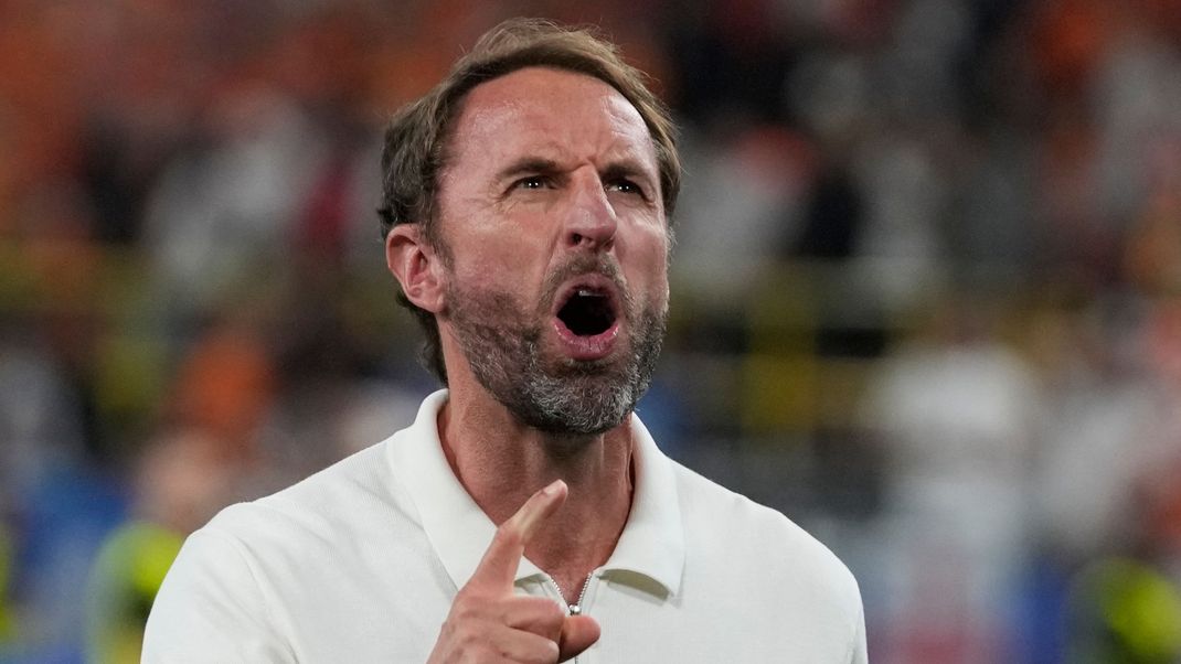 Englands Trainer Gareth Southgate hat einen Polizisten aus Deutschland als Doppelgänger. Dieser wurde in Dortmund von englischen Fans umringt und gefeiert.