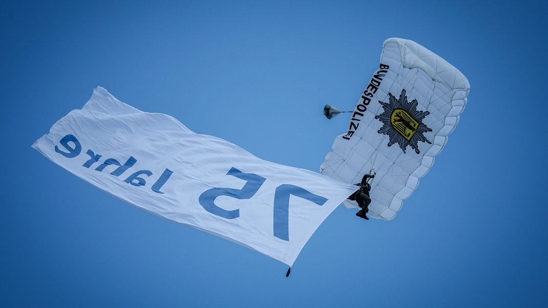 Fallschirmspringer der Bundespolizei.