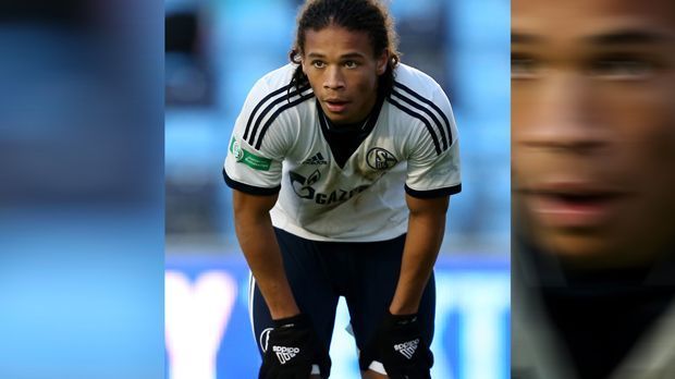 
                <strong>Leroy Sane</strong><br>
                Sanes Karriere war beinahe beendet, bevor sie richtig los ging. Schalkes A-Jugend Trainer Norbert Egert spielte 2014 mit dem Team in der Youth League. Zur Halbzeit lagen die Jungs mit 0:2 gegen Benfica Lissabon hinten. Den talentiertesten Spieler knöpfte sich der Coach in der Halbzeit vor …
              