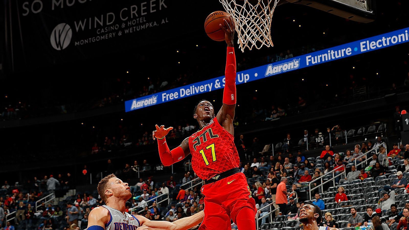 
                <strong>Denver Nuggets</strong><br>
                Die Denver Nuggets waren im Westen nahe an einem Platz in den Playoffs dran und bräuchten für den nächsten Schritt womöglich Verstärkung auf der Point-Guard-Position. Obendrein wurden die Hawks bereits als möglicher Abnehmer für Nuggets-Forward Kenneth Faried gehandelt. Ausgestattet mit Pick Nummer 14 hätte Denver ausreichend Gegenwert, um Schröder den Hawks zu entlocken. Bleibt die Frage: Glaubt Denver daran, dass Schröder neben dem spielstarken Big Man Nikola Jokic und dem treffsicheren Jamal Murray ins System passt?
              