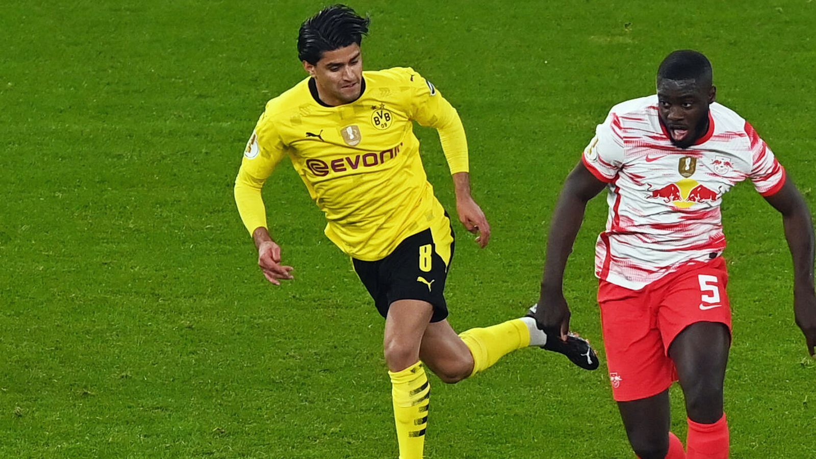 
                <strong>Mo Dahoud</strong><br>
                Sichert sich beim 1:0 einen Assistpunkt mit seinem Anspiel auf Sancho, leitet das 3:0 kurz vor der Pause mit einem starken Steilpass ein. Sieht zu Beginn der zweiten Halbzeit für ein taktisches Foul die Gelbe Karte. Geht 20 Minuten vor Schluss raus. ran-Note: 2
              