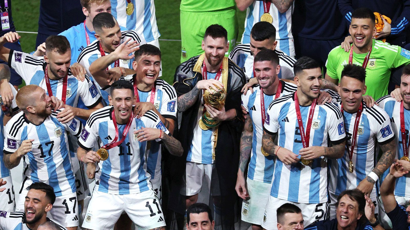 
                <strong>Ole (Argentinien)</strong><br>
                "Ewige Herrlichkeit, Messi. Argentinien ist Weltmeister mit Messi als prägender Figur. Die Welt ist heute ein gerechterer Ort. Ehre sei Gott, Ehre sei Messi. Das Schicksal, das so oft so grausam mit ihm umzugehen schien, hatte die beste Rache für ihn auf Lager, den erträumten Tag, die erträumte Weltmeisterschaft, die Weihe, die ewig sein wird. Heute ist Messi in die Ewigkeit eingegangen. Heute ist er für diejenigen, die ihn von Anfang an unterstützt haben, und für diejenigen, die sich ihm später angeschlossen haben, für immer zum Helden geworden. Heute wird Messi der beste Spieler der Geschichte - sorry Diego."
              