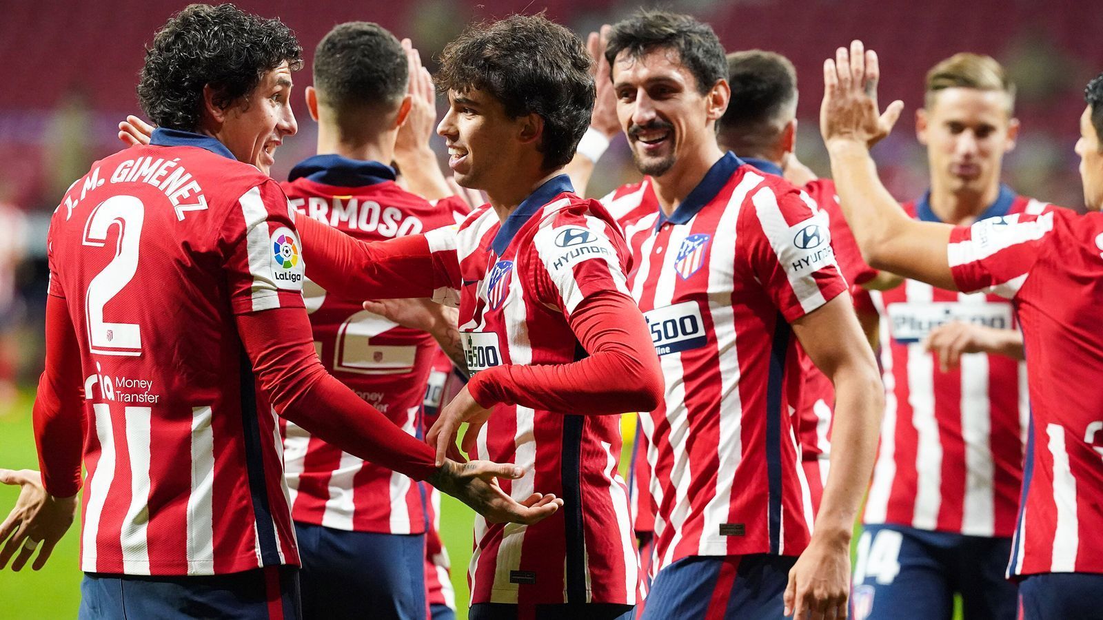 
                <strong>Atletico Madrid (3. Platz)</strong><br>
                Der erste große Name taucht mit Atletico auf Platz drei auf – das hat aber einen Grund: Wegen des Champions-League-Turniers im August durften die international aktiven Mannschaften in Spanien später in den Ligabetrieb einsteigen und haben, wie die Rojiblancos, noch keine neun Spiele absolviert. Beim Team von Diego Simeone sind es sogar erst sieben Partien – deswegen ist es gut möglich, dass die Madrilenen bei aktuell drei Punkten Rückstand auf die Tabellenspitze dort selbst stehen werden, sobald die Spiele gegen Levante und Sevilla (die sich beide in der unteren Tabellenhälfte befinden) nachgeholt sind.
              