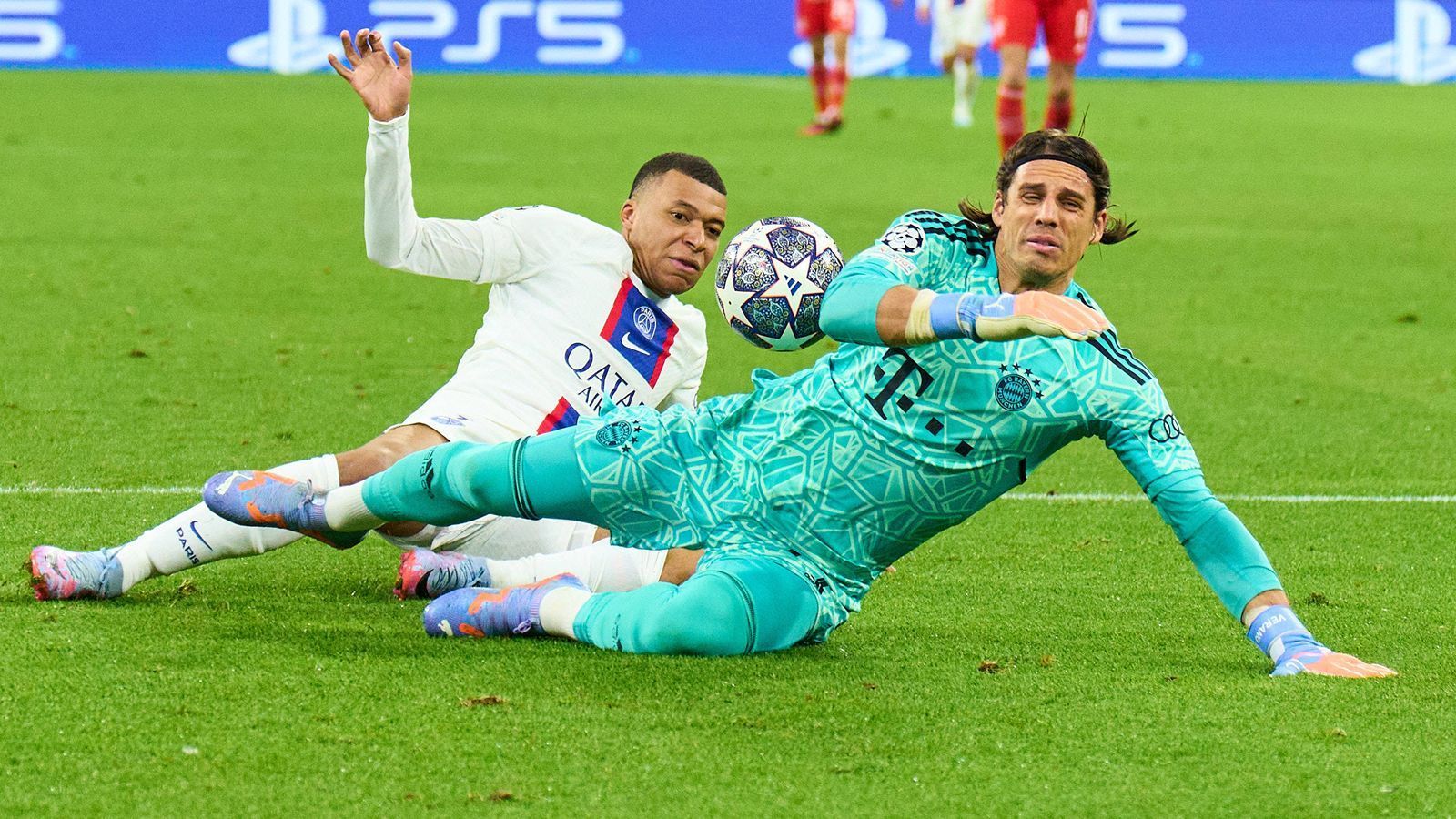 
                <strong>Yann Sommer (FC Bayern München)</strong><br>
                Vereitelt in der 25. Minute eine Mega-Chance von Messi. Bildet mit seinen Vorderleuten eine richtig gute Einheit. Sorgt mit seinem Ausflug inkl. Ballverlust in der 38. Minute für Schnappatmung bei allen Bayern-Fans. Hat Glück, dass ihn de Ligt in der Szene rettet. Pariert in der 65. Minute glänzend einen PSG-Kopfball. ran-Note: 2
              