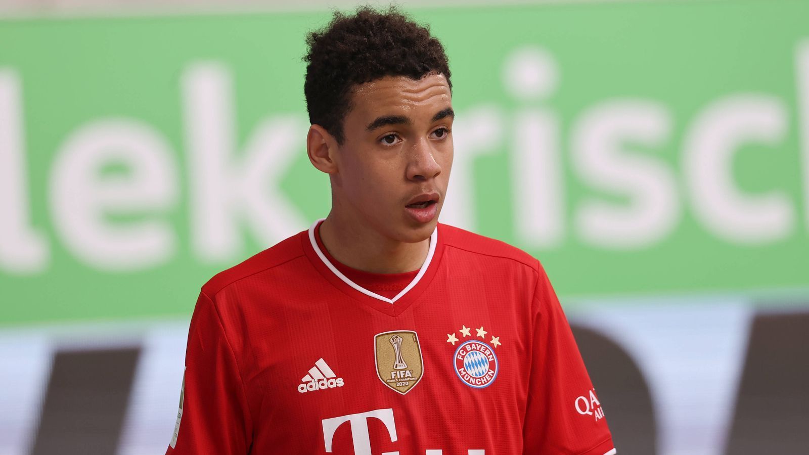 
                <strong>Platz 3: Jamal Musiala (FC Bayern München)</strong><br>
                Der einzige Akteur des FC Bayern in der Liste ist Jamal Musiala. Der 18-Jährige, der zu Beginn der Saison noch bei der zweiten Mannschaft des FCB eingesetzt wurde, verzückte die Fans des FCB mit Leichtigkeit und Dribbelstärke. "transfermarkt.de" schätzt seinen Marktwert auf nun 38 Millionen, eine Steigerung von 14 Millionen Euro insgesamt.
              