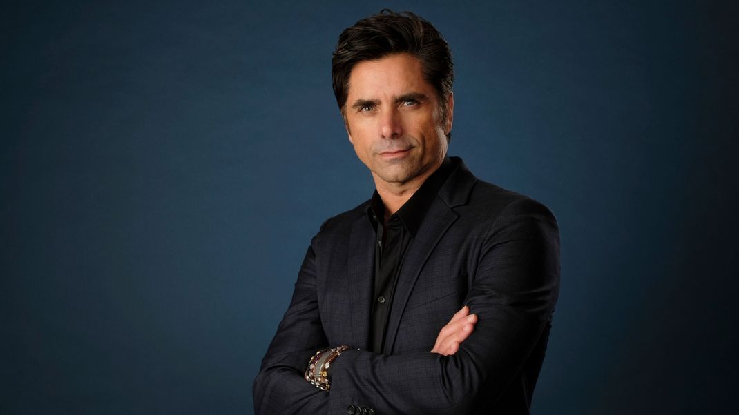 John Stamos spricht erstmals öffentlichen über sexuellen Missbrauch in seiner Kindheit. Mehr Infos gibt es hier.