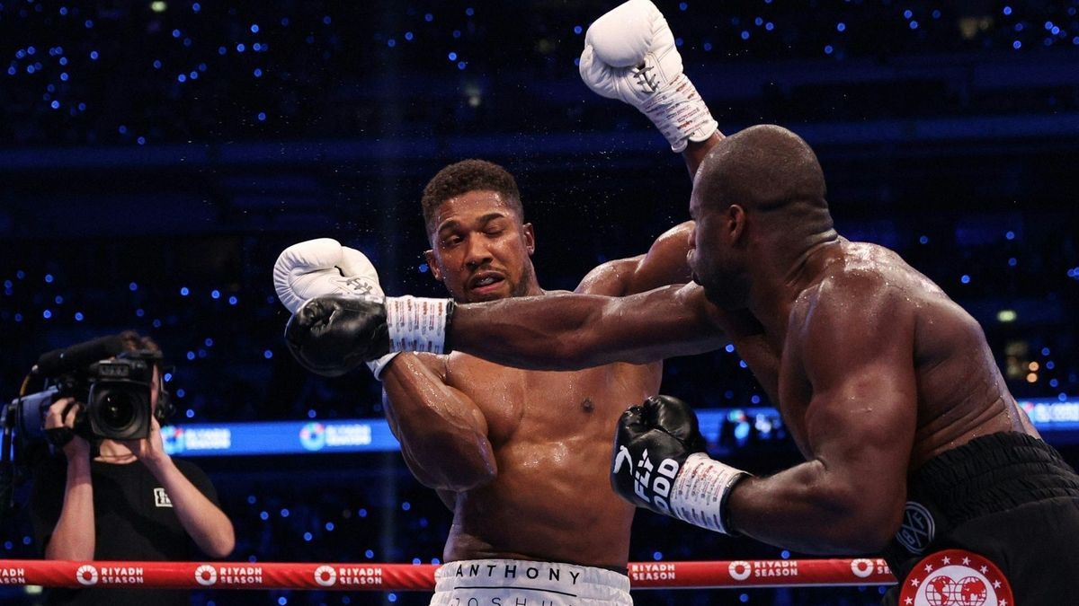 Daniel Dubois trifft Anthony Joshua (l.)