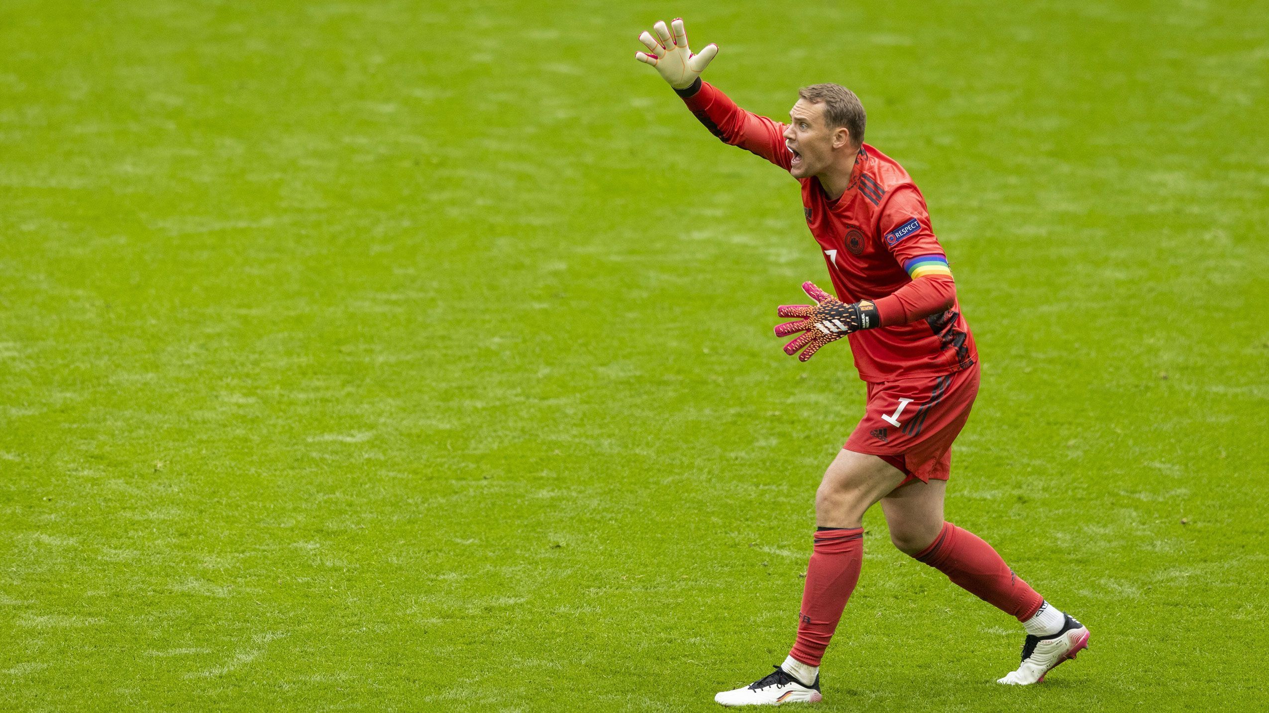 
                <strong>Manuel Neuer (Deutschland)</strong><br>
                Der Kapitän darf beim Fernschuss von Sterling schön fliegen. Als Kane ihn umspielen will, nimmt ihm Hummels die Arbeit ab. Ungewöhnlich: Mancher lange Pass misslingt dem Bayern-Keeper. ran-Note: 3
              