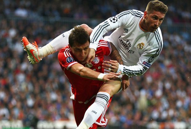 
                <strong>Real Madrid - Bayern München 1:0</strong><br>
                Die Gastgeber machen es den Münchnern jedoch schwer: Hier verwechselt Sergio Ramos im Zweikampf mit Mario Mandzukic scheinbar die Sportart.
              