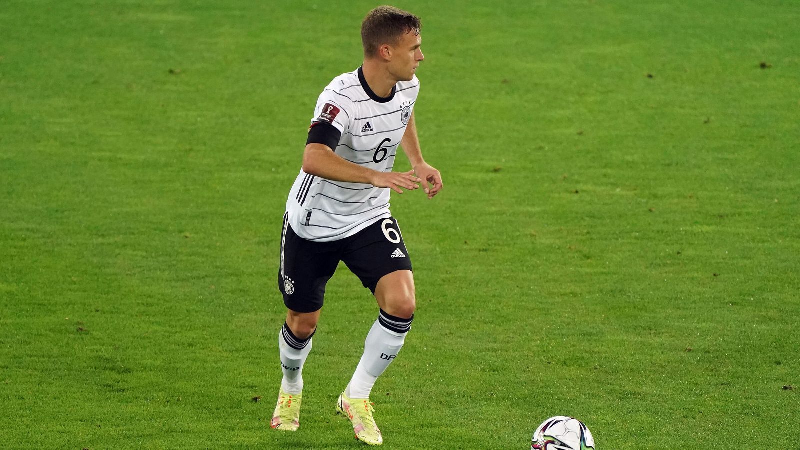 
                <strong>Joshua Kimmich</strong><br>
                Der Taktgeber ordnet das Zentrum wie gewohnt. Diesmal fruchten auch seine Standards manchmal. Kimmich besticht mit guter Übersicht, so leitet er das 4:0 sehenswert mit einem Heber auf Goretzka ein. Ungewohnt: Nach einer Stunde ist Schluss – vermutlich wegen der Belastungssteuerung. ran-Note: 2
              