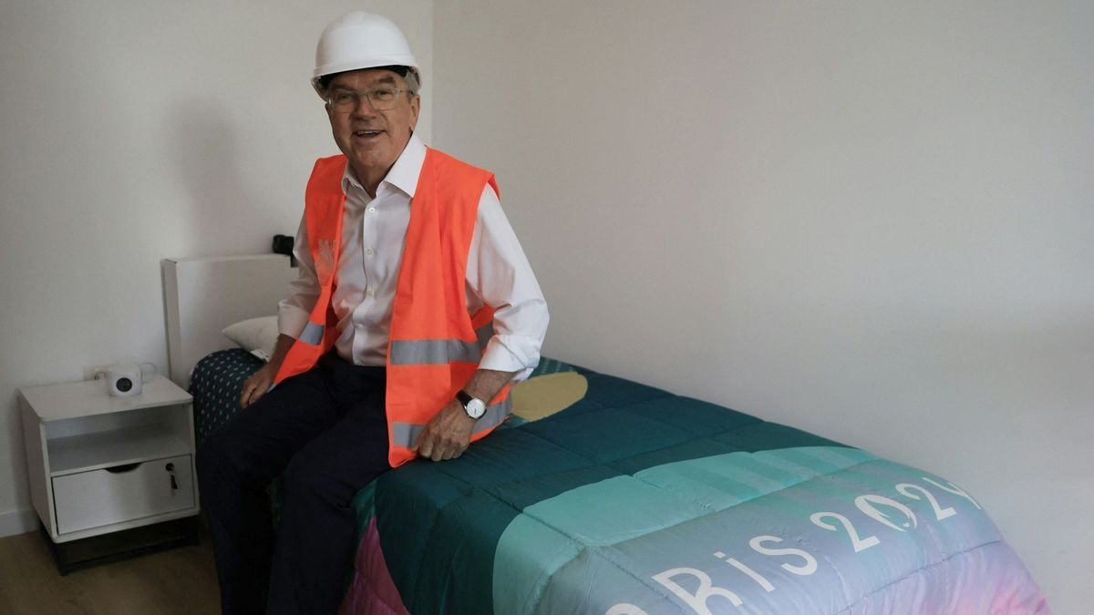 IOC-Boss Thomas Bach auf einem der Olympia-Betten