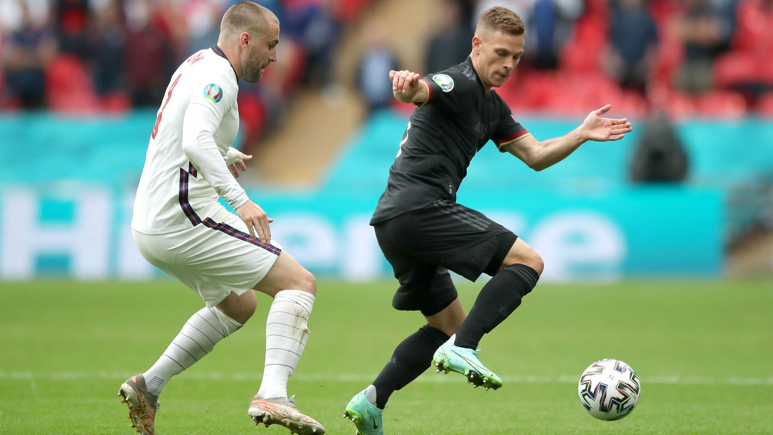 
                <strong>Joshua Kimmich (Deutschland)</strong><br>
                Der Bayern-Allrounder hält seine rechte Seite weitgehend dicht, sich aber ansonsten auch vornehm zurück. Nach vorne ist Kimmich abgesehen von einer frühen Flanke kaum ein Faktor. Wichtig ist seine Kopfballrettung vor Sterling nach dem Trippier-Freistoß. Beim 0:1 kann er den Pass von Shaw auf Sterling nicht verhindern. ran-Note: 4
              