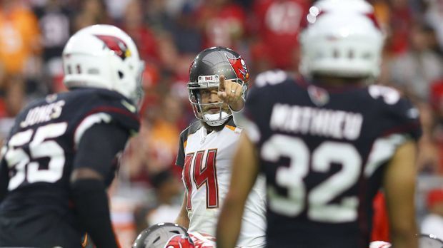 
                <strong>Verlierer: Tampa Bay Buccaneers</strong><br>
                Jameis Winston und die Bucs sind in der Preseason die "Hard Knocks"-Helden. Nach dem 6. Spieltag sind sie nur noch gefallene Helden. Winston angeschlagen raus, die Defense vom alten Mann Adrian Peterson auseinandergenommen, Ryan "Picksix" Fitzpatrick bleibt seinem Spitznamen fast treu und eine viel zu späte Aufholjagd. Statt dem Überteam aus der NFC South bleibt nur eine 2:3-Bilanz. Und das ist nicht viel ...
              