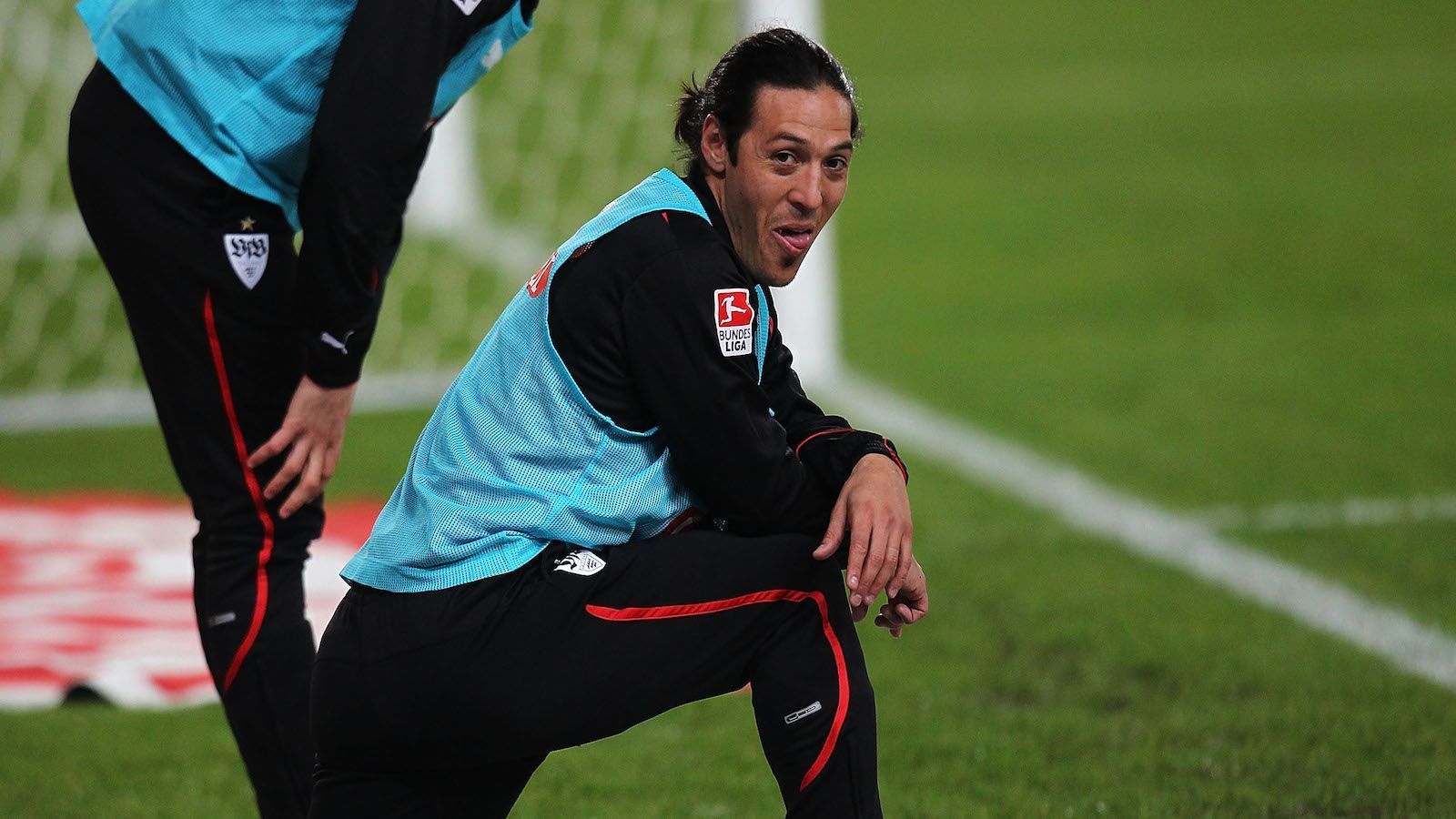 
                <strong>Mittelfeld: Mauro Camoranesi</strong><br>
                Weltmeister. Italienischer Meister. Italienischer Supercup-Sieger. Champions-League-Finalist. Mauro Camoranesi sollte Bobic' erster großer Transfer beim VfB sein. Es wurde Bobic' größter Fehlgriff. Keine sechs Monate hielt es den Italiener in Stuttgart. 14 Bundesliga-Spiele, kein Tor, eine rote Karte. Liest sich nicht nur furchtbar, war es auch - für Bobic, für Camoranesi und für jeden VfB-Fan!
              