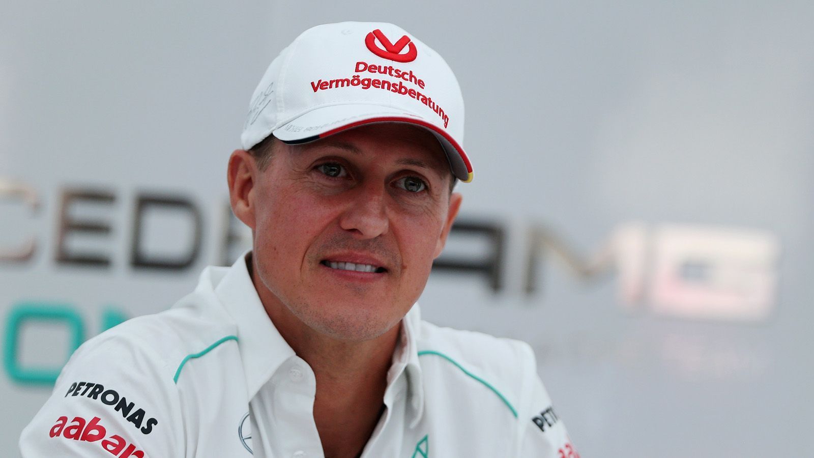 
                <strong>Comeback bei Mercedes</strong><br>
                ...und schon bald war es so weit. Am 23. Dezember 2009 machte Michael Schumacher gemeinsam mit Mercedes seinen Fans ein vorzeitiges Weihnachtsgeschenk. Der Rekordweltmeister gab sein Comeback im Silberpfeil bekannt. Schumacher wollte dabei helfen, die aus dem ehemaligen Brawn GP-Team hervorgegangene Mercedes-Mannschaft als Neuling in der Königsklasse zu etablieren und nach vorne zu bringen. Von 2010 bis 2012 fuhr er für Mercedes, leistete vor allem hinter den Kulissen in der Entwicklung wieder einmal besondere Arbeit und legte damit erneut den Grundstein für eine Titelserie - auch wenn das Team diese erst nach Schumachers Zeit seit 2014 bis heute feiert.
              