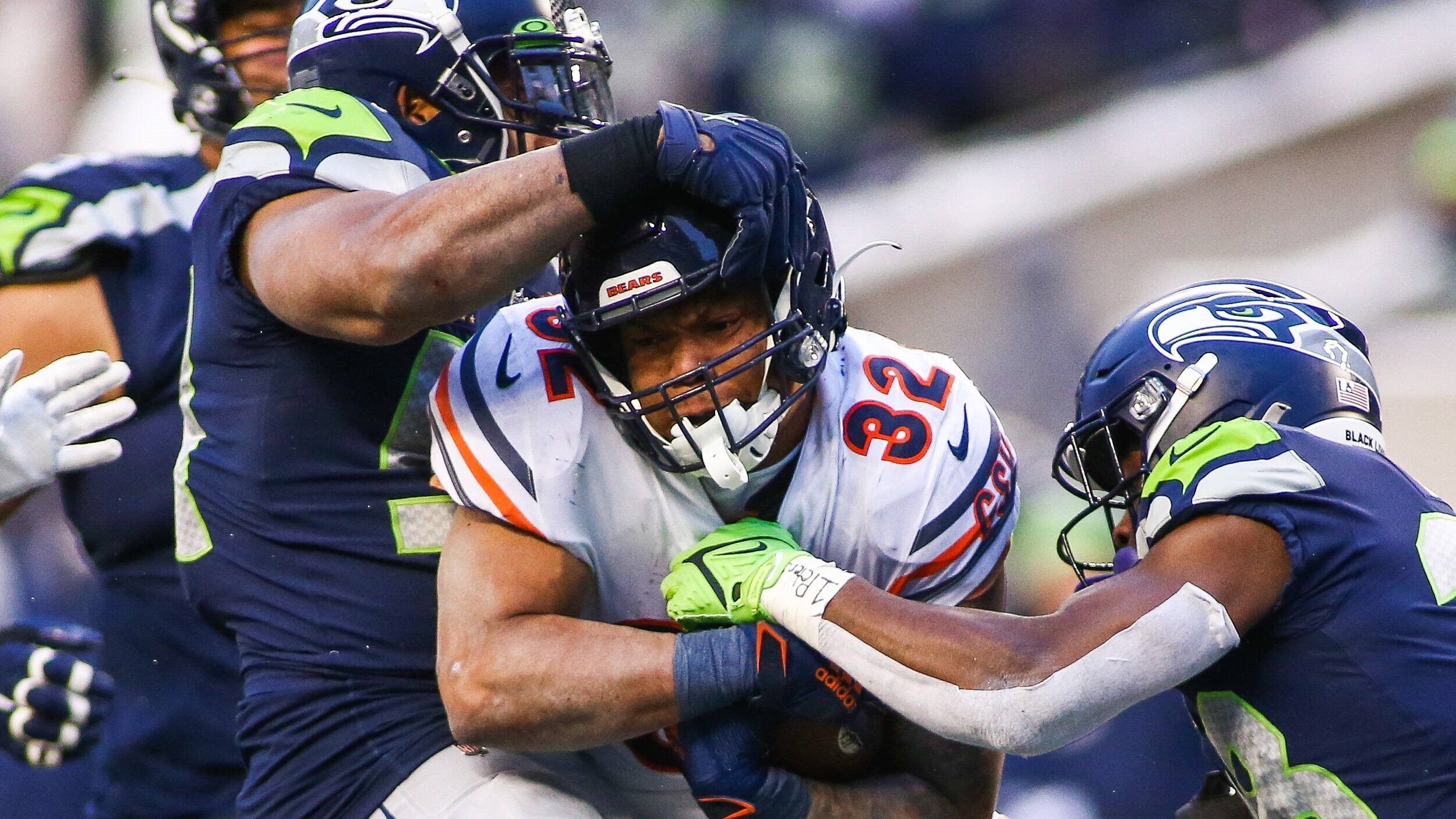 
                <strong>Wie würden die Bundesliga-Klubs als NFL-Franchises heißen?</strong><br>
                Das Herz von ran schlägt für American Football - das hat viele Gründe. Einer davon: Wenn in der NFL Seahawks, Bears, Lions oder Raiders aufeinandertreffen, machen allein die kraftvollen Namen Lust auf Footballschauen. In der Fußball-Bundesliga empfängt dagegen der Fußballklub Augsburg den Fußballklub Schalke. Da geht deutlich mehr bei der Namensgebung. Was also, wenn die Bundesligaklubs wie NFL-Franchises heißen würden? ran hat einige Vorschläge gesammelt. 
              