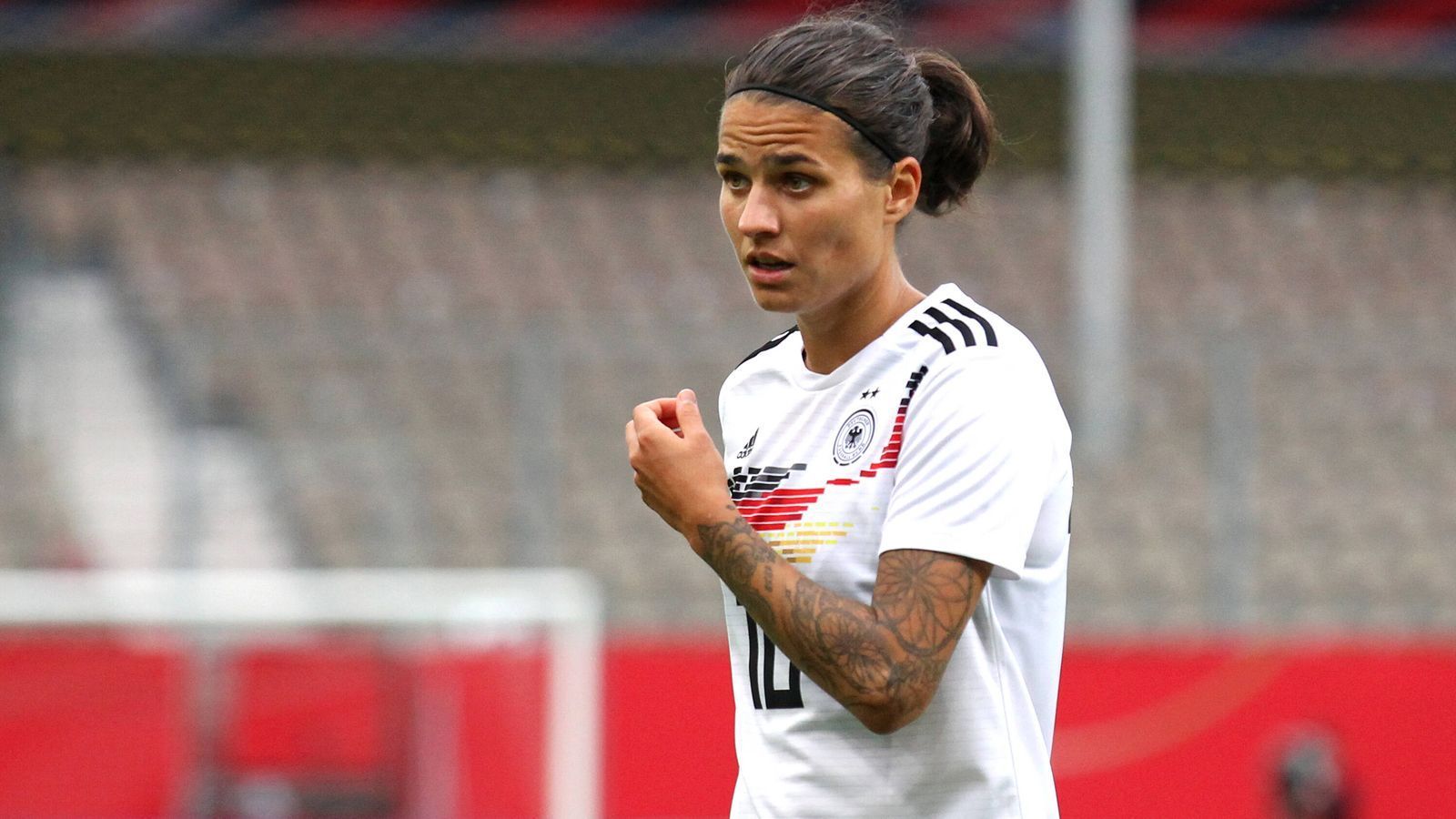 
                <strong>Dzsenifer Marozsan: Die deutsche Top-Verdienerin</strong><br>
                Die bestbezahlte deutsche Fußballspielerin dürfte Dzsenifer Marozsan sein. Die Mittelfeldspielerin, die von 2017 bis 2019 durchgängig zu Deutschlands Fußballerin des Jahres gewählt wurde, soll in Frankreich bei Olympique Lyon rund 350.000 Euro im Jahr verdienen.
              