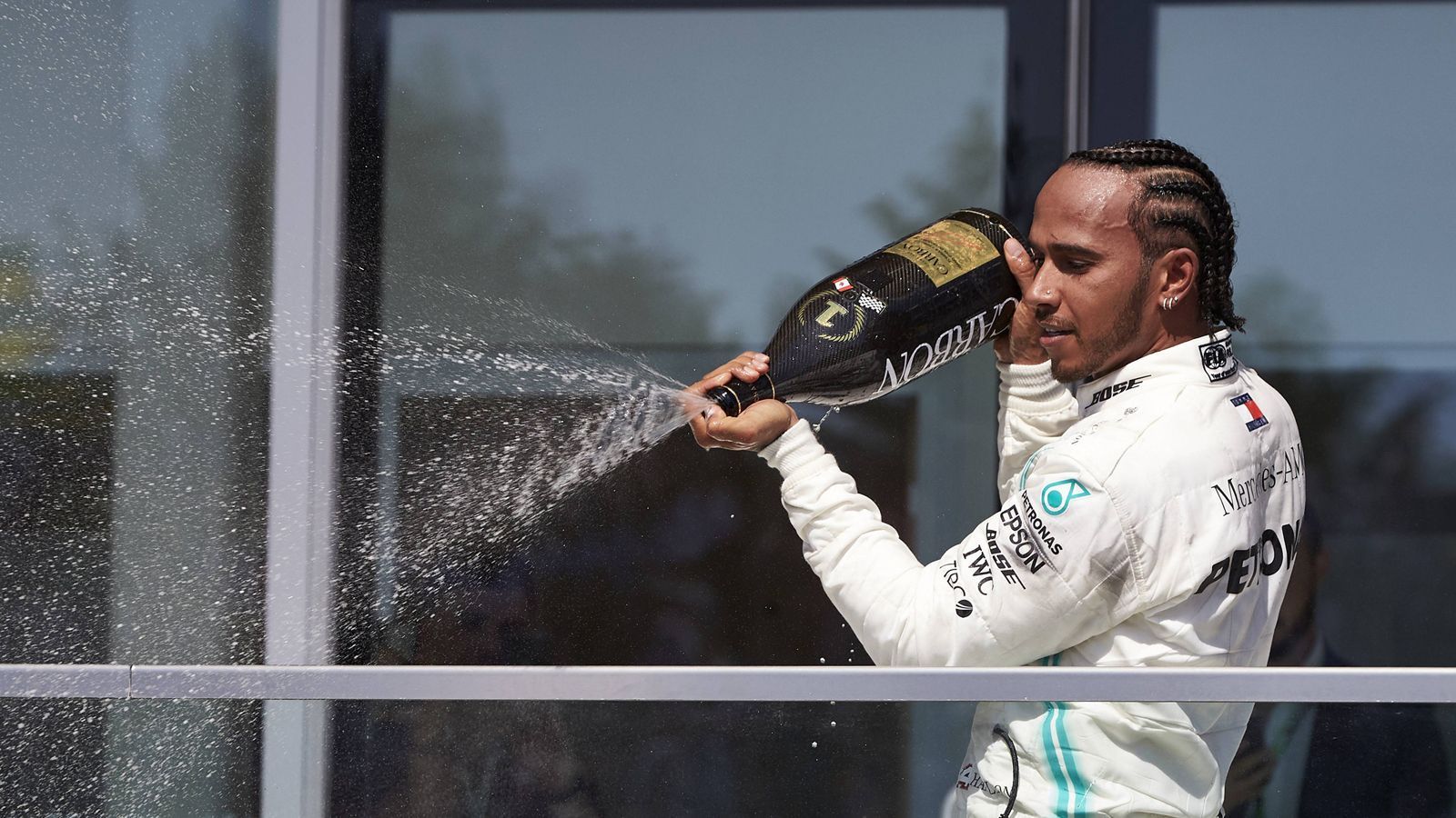 
                <strong>Lewis Hamilton (Mercedes)</strong><br>
                "Die Autos sind nicht schwer genug zu fahren, das sollte körperlicher sein. Du solltest nachher physisch heftig fertig sein. So sollte ein Sport sein, denke ich. Tennisspieler sind am Ende des Spiels auch fertig, Radfahrer müssen nach der Tour de France tot sein. So sollte das sein. Wenn ich die Wahl hätte, würde ich einfach zurück zu V12, normal angetriebenen Motoren. Und manuellen Getrieben, sodass es schwerer zu fahren ist. Auch die großen Auslaufzonen überall könntest du wieder wegnehmen, die Servolenkung wegnehmen - oder zumindest nur gering belassen. Ich mag es, wenn es schwieriger für mich ist!"
              