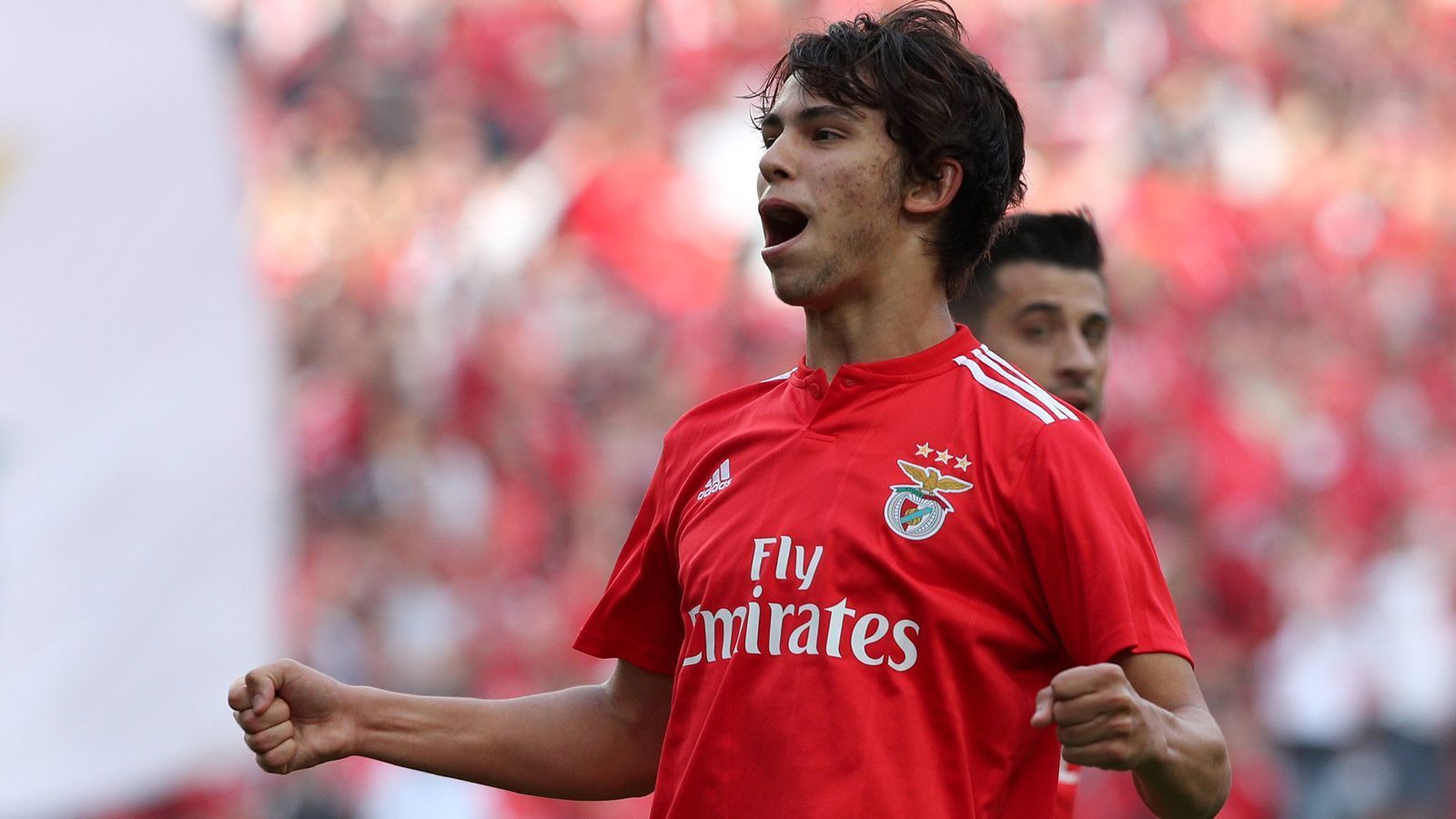 
                <strong>Platz 4: Joao Felix</strong><br>
                Immerhin eine Million Euro mehr als Platz fünf hat Joao Felix auf Platz vier katapultiert. Das 19-jährige Sturmjuwel wechselt im Sommer 2019 für 126 Millionen Euro von Benfica Lissabon zu Atletico Madrid. Damit ist der Portugiese der teuerste Transfer in Atleticos Vereinsgeschichte. 
              