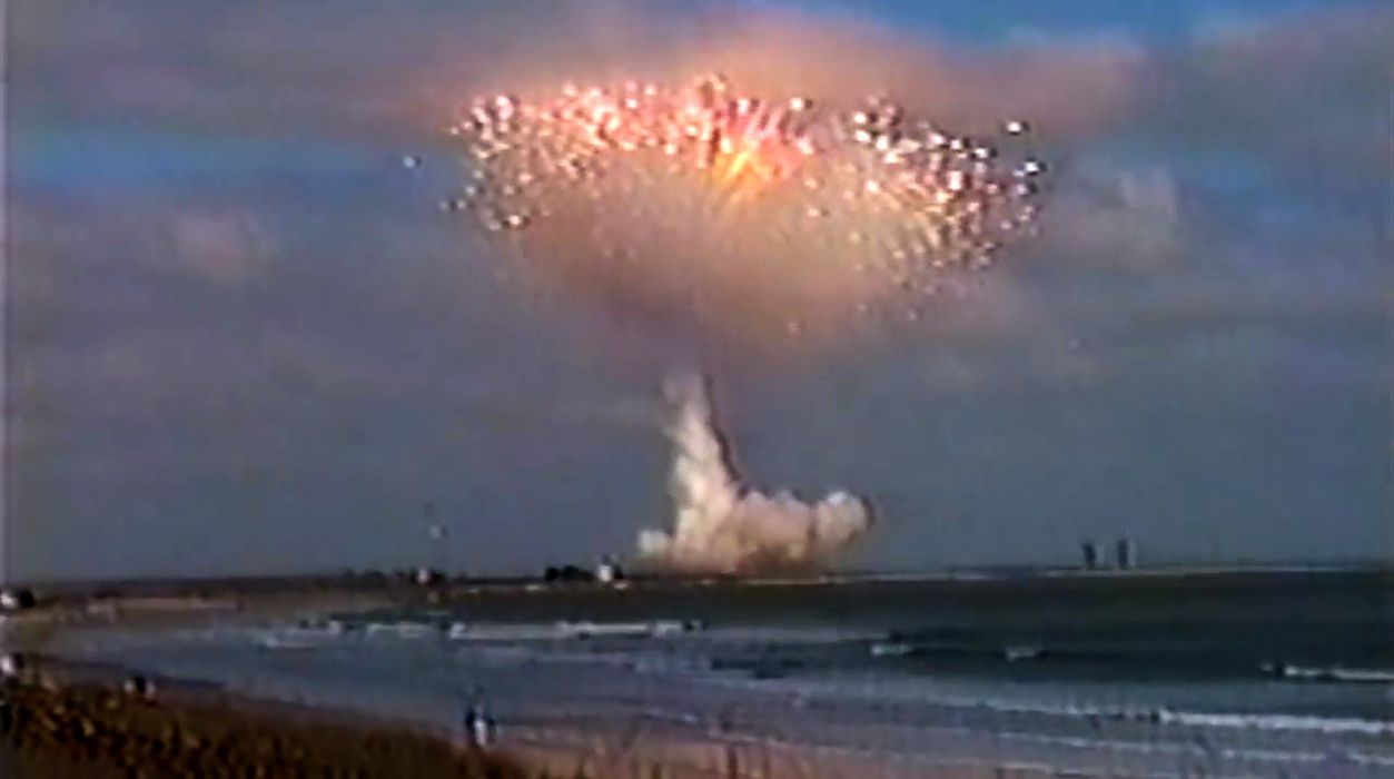 Schaurig-schönes Feuerwerk. Eine große Delta-2-Rakete explodiert über Cape Canaveral. Die brennenden Trümmer flogen kilometerweit. Der Putz im Kilometer entfernten Kontrollzentrum rieselte von der Decke und die Autos der Ingenieur:innen gingen in Flammen auf.