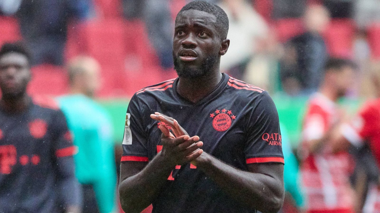 
                <strong>Dayot Upamecano</strong><br>
                Der Innenverteidiger befindet sich in seiner zweiten Saison beim FC Bayern. Meist verteidigt er stark, leistete sich aber gelegentliche Patzer. Beim 1:1 gegen Borussia Mönchengladbach verschuldete er das Gegentor. Auch gegen Union Berlin unterlief ihm ein grober Fehler. ran-Durchschnittsnote: 3,0
              