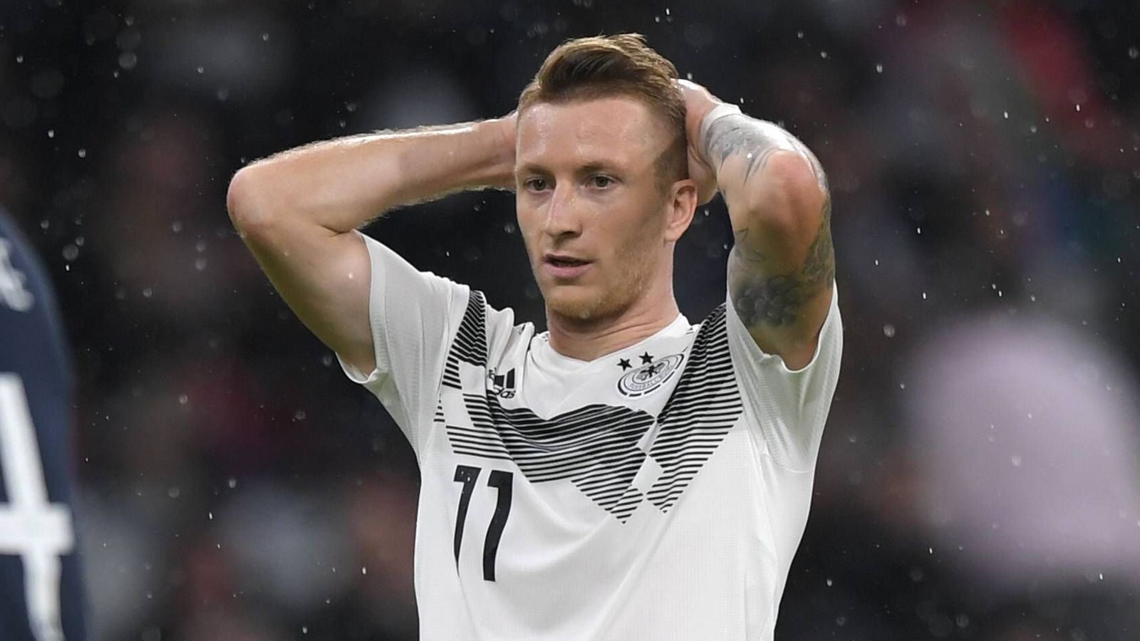 
                <strong>Reus ist als zentrale Spitze überfordert</strong><br>
                Marco Reus ist kein klassischer Mittelstürmer. Und in vorderster Front ist er im Grunde auch verschenkt, weil er in der zentralen Spitze weder seine Geschwindigkeit noch seine Dribbelstärke richtig einbringen kann. Der 29-Jährige ist als Offensivmann hinter einem Mittelstürmer viel effektiver.
              