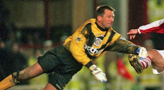 
                <strong>Ersatzbank: Eike Immel (TW)</strong><br>
                Manchester City (1995 bis 1997 - 39 Spiele)
              