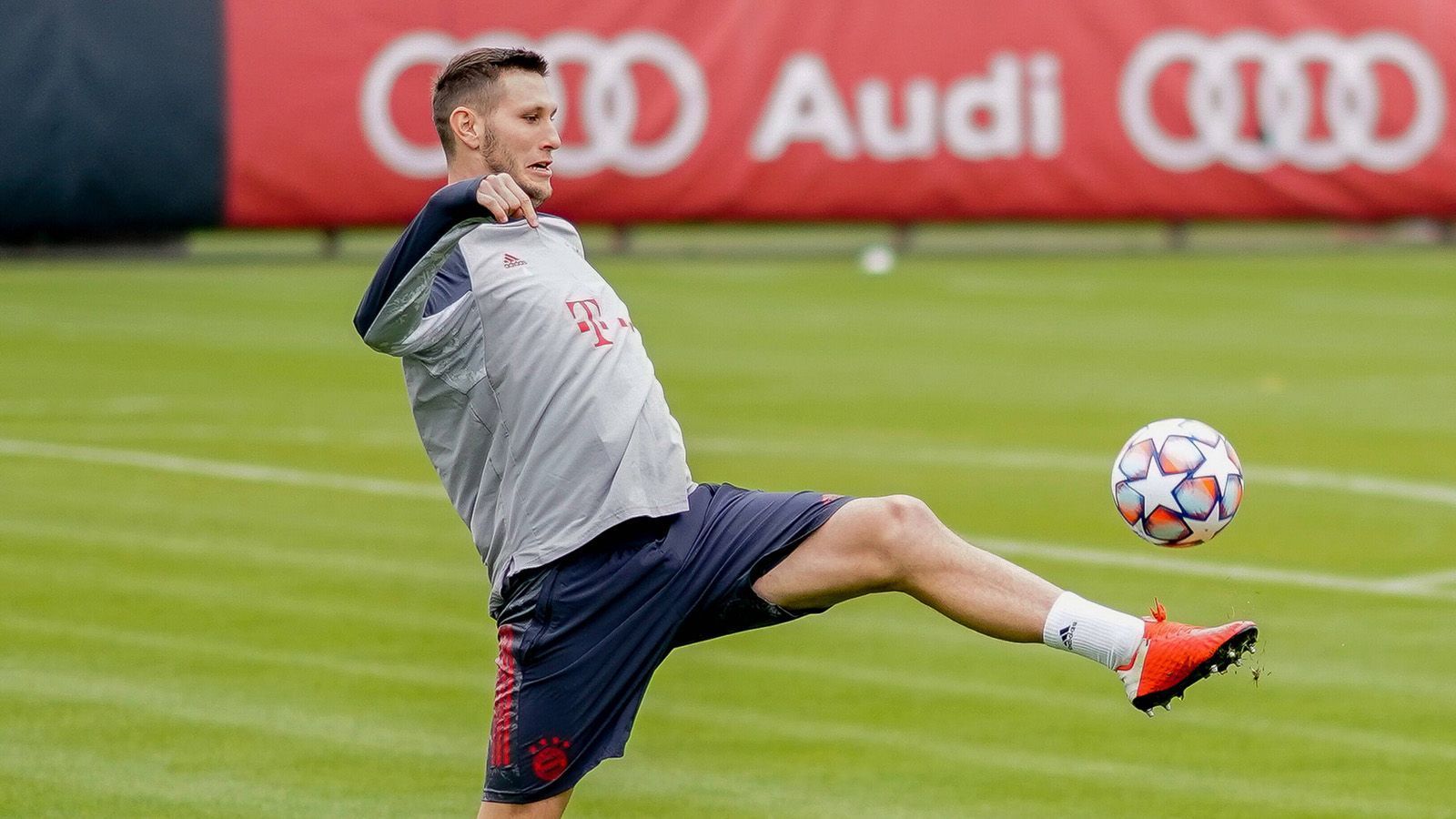 
                <strong>Niklas Süle</strong><br>
                In der 58. Minute für den angeschlagenen Hernandez eingewechselt und damit nach Gewichtsprobleme offenbar wieder in der Gnade von Trainer Hansi Flick. Gibt der Abwehr mehr Stabilität als als es Boateng konnte. Profitiert dabei aber auch, dass den Stuttgartern ein wenig die Luft ausgeht. ran-Note: 3
              