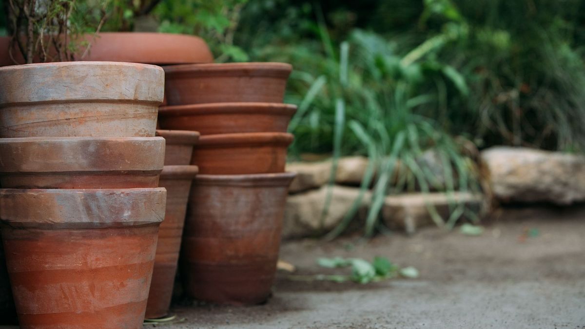 Gebrauchte alte leere Terrakotta/Ton Blumentöpfe im Garten, aus nächster Nähe.