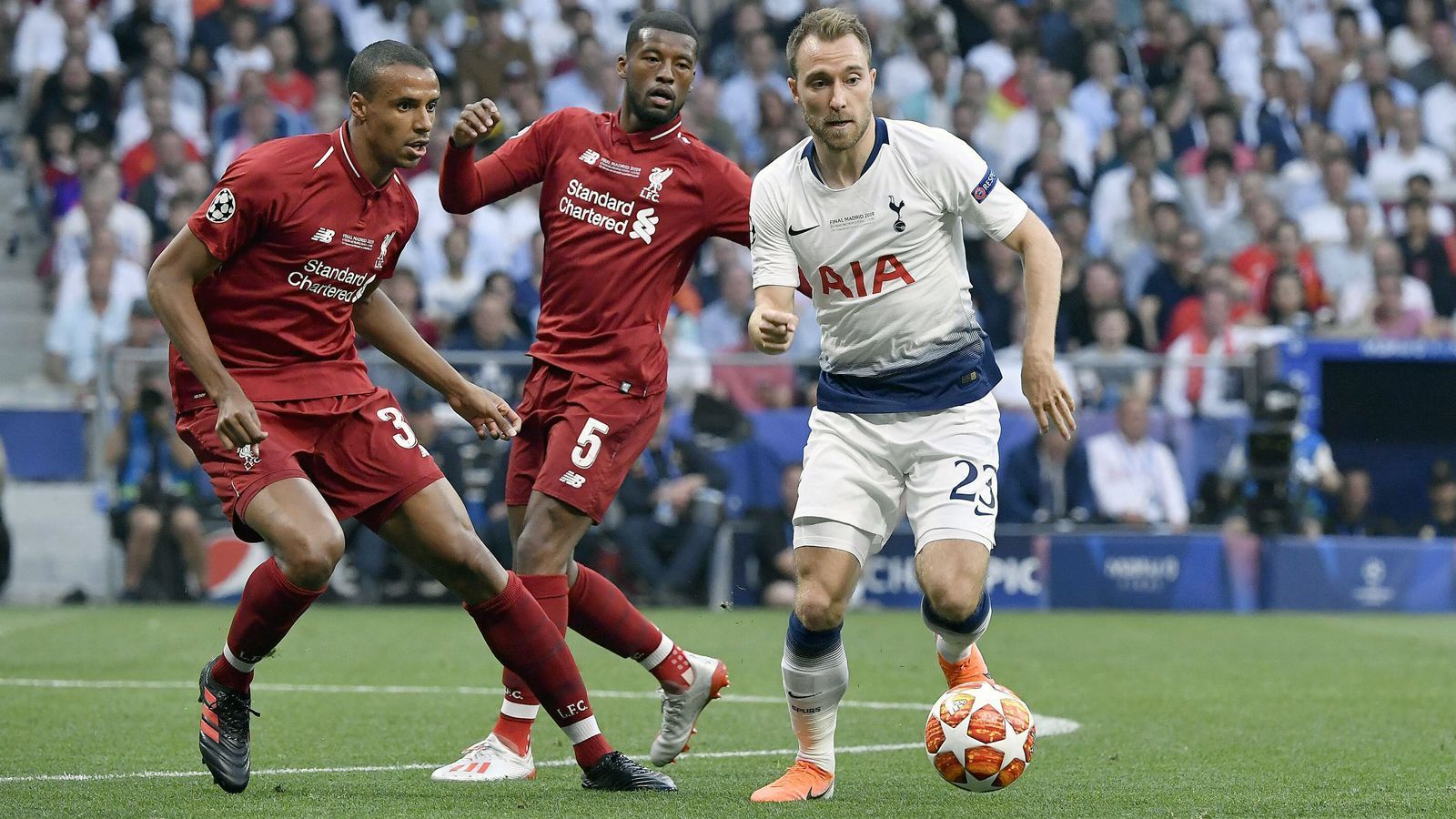 
                <strong>Christian Eriksen (Tottenham Hotspur)</strong><br>
                Er ist oft am Ball, versucht auch viel, ist in seinen Aktionen aber nicht so präzise und konsequent wie gewohnt. Auch er kann den Angriffsbemühungen der Spurs nur wenig Impulse verleihen, kommt zu selten ins Tempo. Schafft das auch nach dem Seitenwechsel zu wenig. ran-Note: 4
              