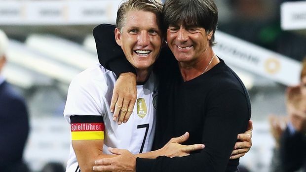 
                <strong>Schweinsteigers emotionaler DFB-Abschied</strong><br>
                Eine innige Umarmung mit Jogi Löw, dann wird jeder auf der Bank gedrückt.
              