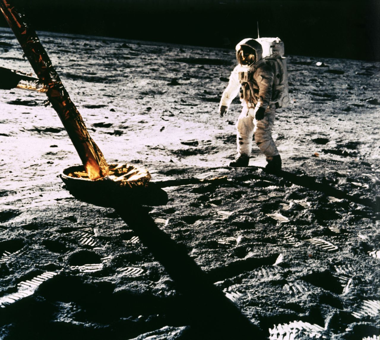 Buzz Aldrin steht neben der Landefähre. Aber wo sind die Landekrater? Das fragen sich die Skeptiker:innen.