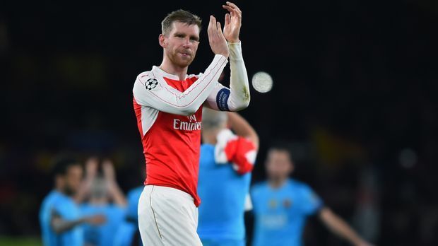 
                <strong>Per Mertesacker (FC Arsenal)</strong><br>
                Per Mertesacker (FC Arsenal): Bei den Gunners droht 2017 ein Aderlass im Abwehrzentrum. Der Kontrakt des deutschen Weltmeisters endet dann. Der 31-Jährige wird auch noch längere Zeit warten müssen, um sich für eine Weiterbeschäftigung anzubieten. Mertesacker fehlt wohl bis Anfang 2017 wegen einer Knieverletzung. Bislang absolvierte der Innenverteidiger 149 Premier-League-Spiele für den FC Arsenal.
              