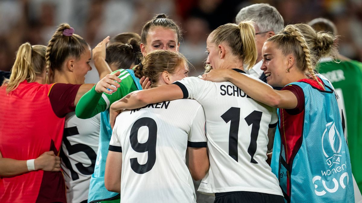 UEFA Womens Euro 2025 Viertelfinale: Frankreich - Deutschland; 19.07.2025 Selina Cerci (15, Deutschland) Ena Mahmutovic (21, Deutschland) Sjoeke Nüsken (9; Deutschland) Giulia Gwinn (7, Deutschland...
