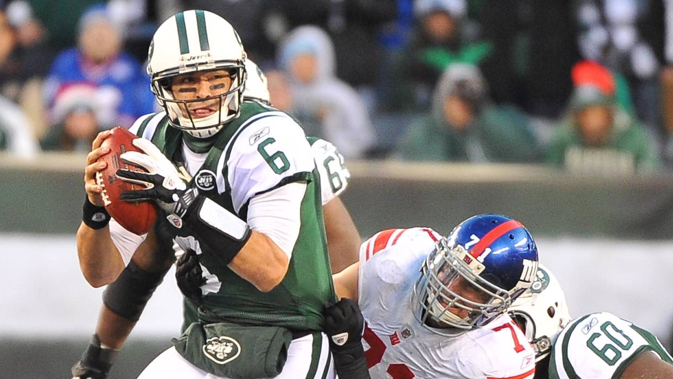 <strong>Platz 30.:&nbsp;Mark Sanchez</strong><br>Die New York Jets wählten Mark Sanchez 2009 an fünfter Stelle. Mit dem QB schaffte es das Team zweimal in die Playoffs. Das aber vor allem durch eine starke Defensive. Sanchez spielt solide, wirft jedoch zu viele Interceptions. In sechs seiner acht NFL-Spielzeiten warf er mehr Interceptions als Touchdowns. Berühmt wurde er für den "Butt Fumble" gegen die New England Patriots.