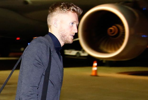
                <strong>"Fanhansa"-Flug landet in Brasilien</strong><br>
                Andre Schürrle wirkt sichtlich mitgenommen von den Reisestrapazen. Doch bis zum ersten WM-Spiel gegen Portugal hat das Team von Joachim Löw ja noch genug Zeit zum Kräfte sammeln.
              