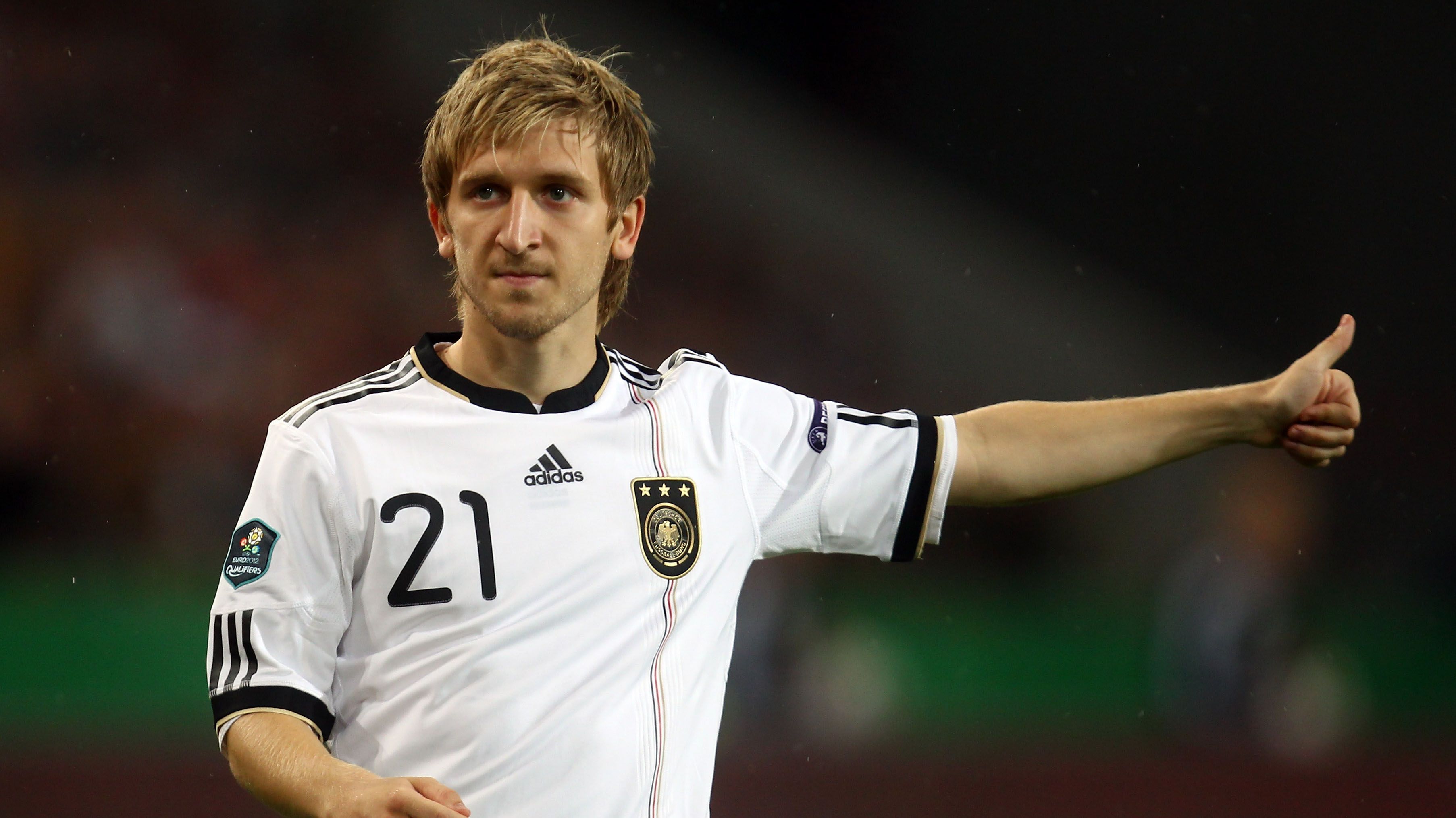 
                <strong>Deutsche Nationalmannschaft</strong><br>
                …auch im DFB-Dress war Marko Marin unterwegs. 2009 wurde Marin mit der deutschen U21 Europameister. Für die A-Nationalmannschaft debütierte Marin am 27. Mai 2008 beim 2:2 gegen Weißrussland, nach insgesamt 16 Spielen im DFB-Trikot war aber für Marin Schluss in der Nationalmannschaft.
              